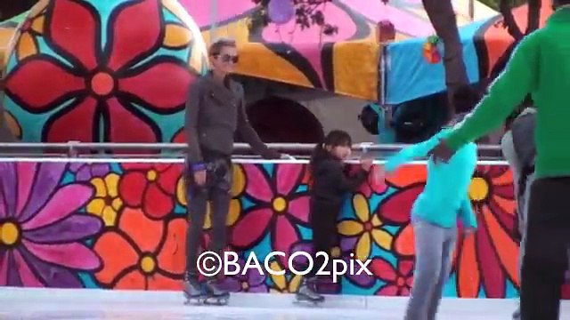 2010 – Johnny Hallyday – Baco2pix : Laeticia Hallyday fait du patin à glace