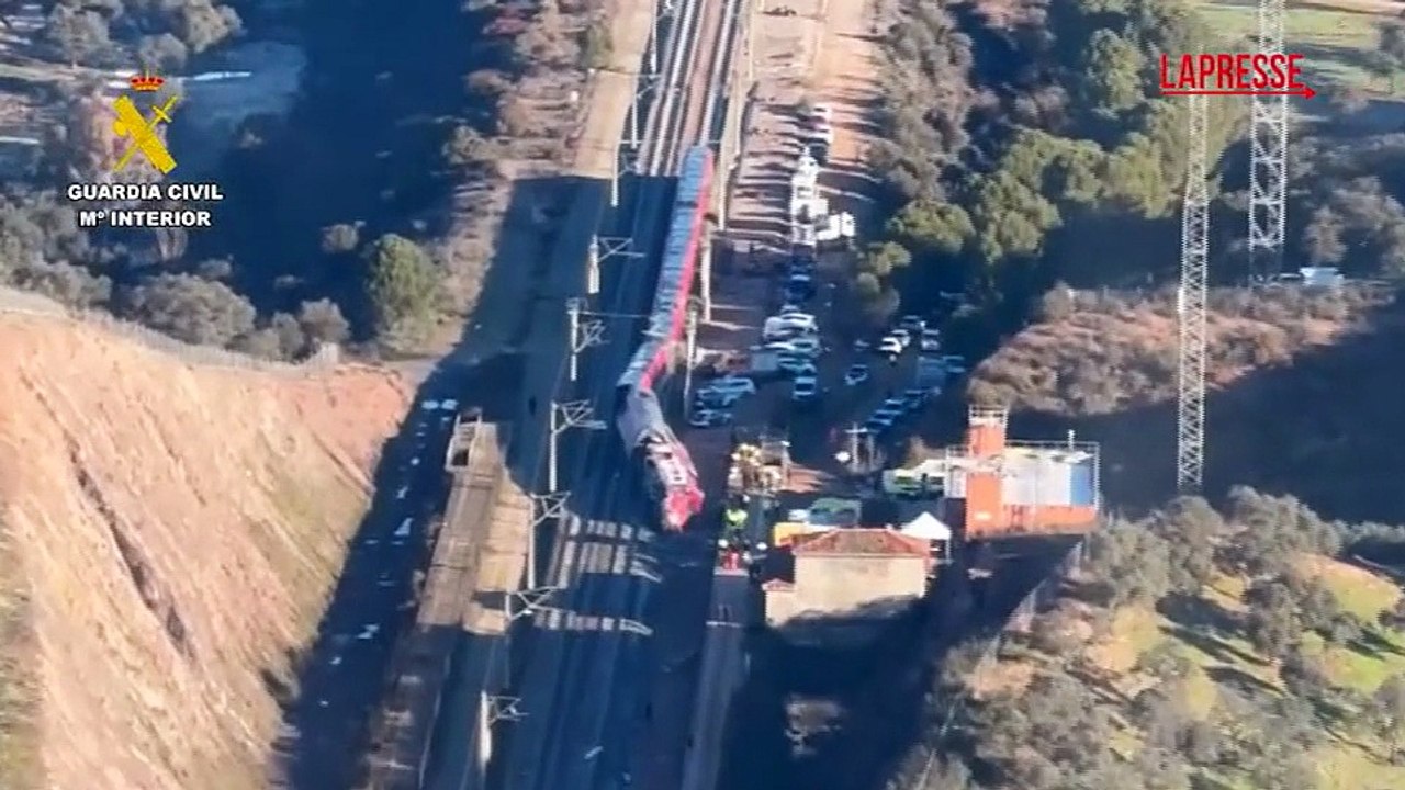 Spagna, deragliamento treni in Andalusia: le immagini aeree del luogo dello scontro
