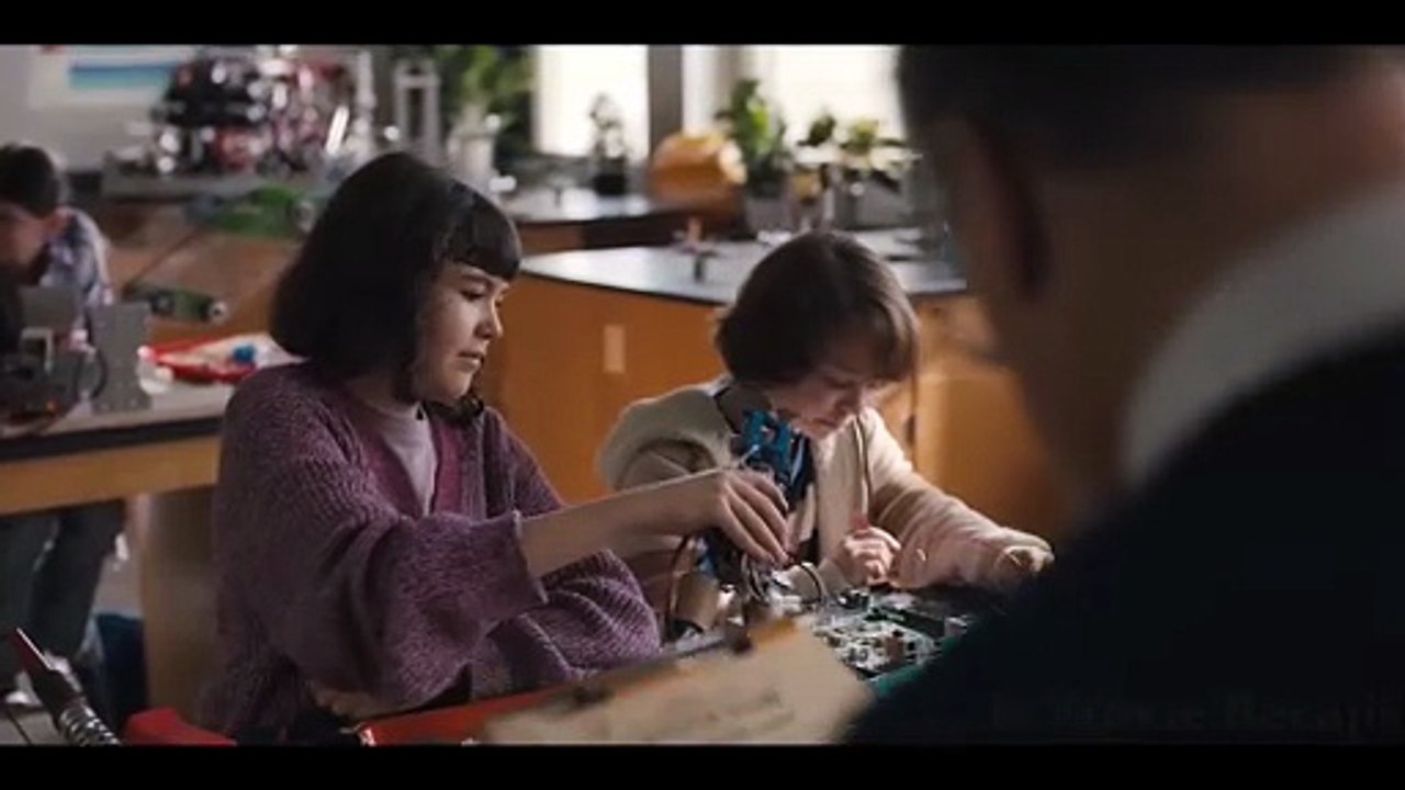 Madman Puts His Victims into Animatronics, Suddenly They Come Alive and Attack Everyone