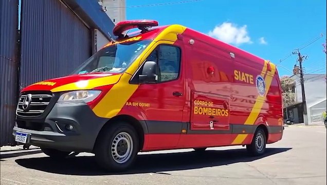 Homem é socorrido pelo Corpo de Bombeiros em empresa no Centro de Cascavel