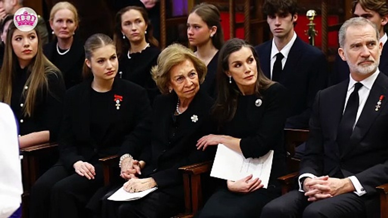 Los gestos cariñosos del Rey y la princesa Leonor a la reina Sofía durante el funeral de su hermana
