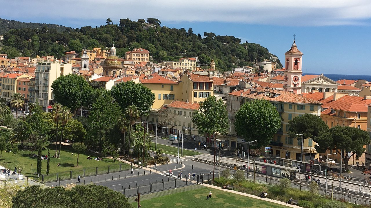 Non non, la cellulite n’était pas perçue comme un défaut avant les années 40 ! C’est notamment ce que rappelle Erell Hannah, alias @ilsabusentgrave, qui décrypte l’évolution de la perception des fesses des femmes au fil du temps. Son livre « Derrière. U