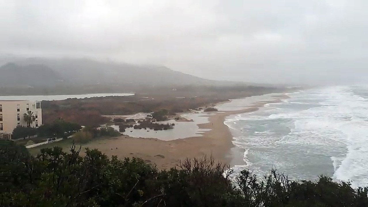 La tempesta si abbatte sulle coste di Muravera, le onde cancellano la spiaggia di Torre Salinas