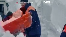 Rusya'nın Kamçatka Yarımadası'nda evler derin kar yığınlarından kazılarak çıkarıldı