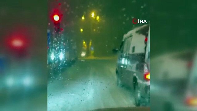 İki ilimizi birbirine bağlayan yolda tipi bastırdı araçlar yolda kaldı...