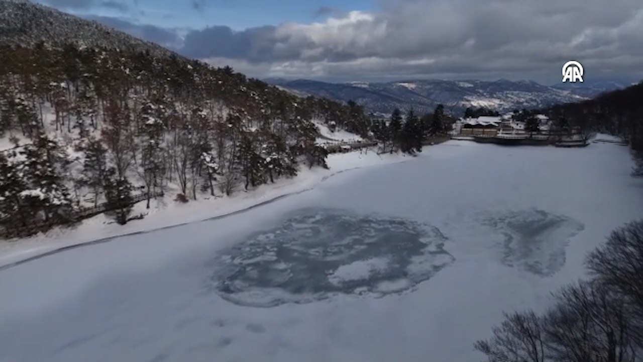 Amasya'daki Boraboy Gölü'nün yüzeyi buzla kaplandı