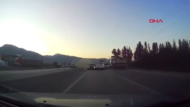 Hatay'da 5 aracın karıştığı zincirleme kaza kamerada