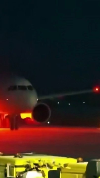 Tropas danesas aterrizan en Groenlandia tras anuncios arancelarios de Trump.