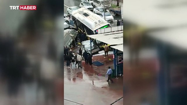 Kontrolünü kaybeden İETT sürücüsü otoparka daldı