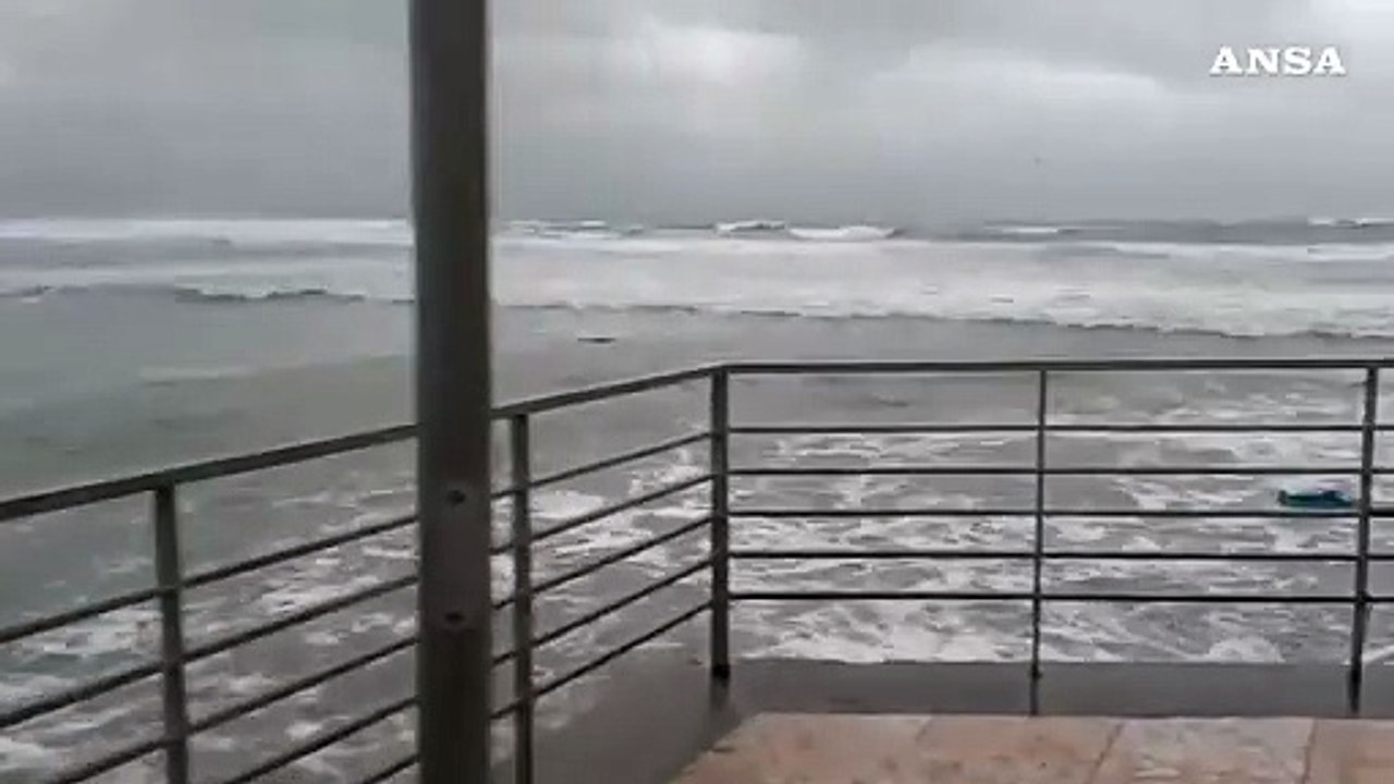 Maltempo in Sardegna, mareggiata sulla spiaggia del Poetto. Chiuso parte del lungomare a Cagliari