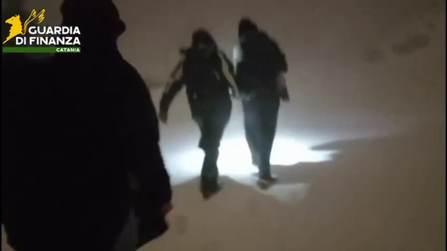 Famiglia di turisti svizzeri bloccata sull'Etna per una bufera di neve: il video del salvataggio