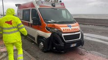 Ambulanza travolta da un'onda a Santa Teresa di Riva