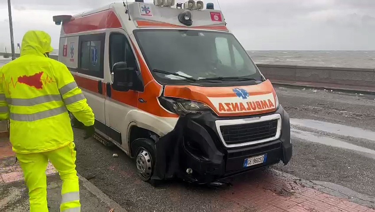 Ambulanza travolta da un'onda a Santa Teresa di Riva