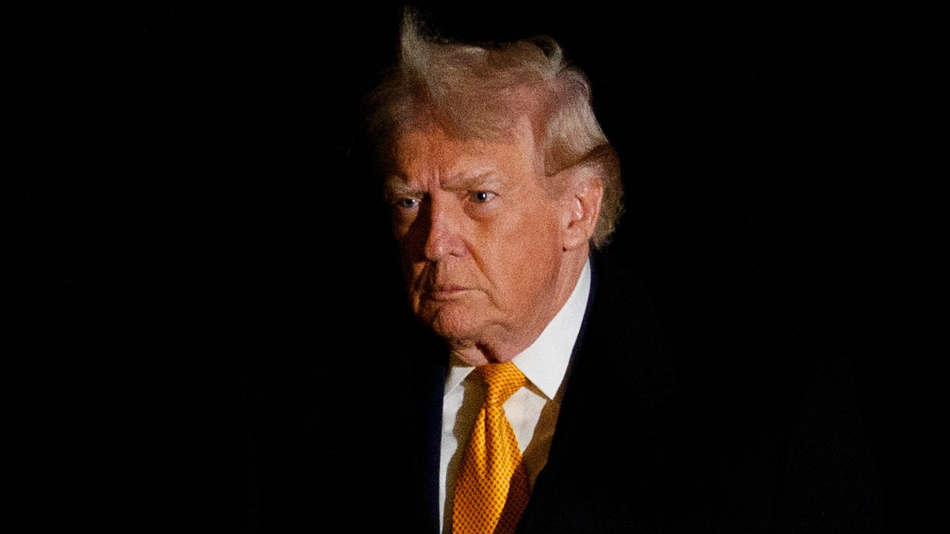 El presidente de Estados Unidos, Donald Trump, afirma que �no le importa el Premio Nobel�.
Trump hizo este comentario el lunes por la noche, mientras hablaba con los periodistas en Palm Beach, Florida, antes de subir al Air Force One para regresar a Washington D. C.
Trump hab�a relacionado su postura agresiva con respecto a Groenlandia con la decisi�n del a�o pasado de no concederle el Premio Nobel de la Paz, y le dijo al primer ministro de Noruega que ya no sent�a "la obligaci�n de pensar �nicamente en la paz".
As� lo indican los mensajes de texto publicados por Noruega.Trump s� afirm� que invit� al presidente ruso, Vladimir Putin, a unirse a su nueva Junta de Paz, que supervisar� la siguiente fase del plan de paz de Gaza.
Sin embargo, Francia no tiene previsto unirse a la Junta de Paz �en esta fase�, a pesar de haber recibido una invitaci�n, seg�n afirm� el lunes un funcionario franc�s cercano al presidente Emmanuel Macron.
La cuesti�n est� suscitando interrogantes, en particular en lo que respecta al respeto de los principios y la estructura de las Naciones Unidas, dijo el funcionario, que habl� de forma an�nima, de acuerdo con las pr�cticas habituales de la presidencia francesa.
Hablando de Macron, Trump dijo: "Bueno, nadie lo quiere porque muy pronto dejar� el cargo".