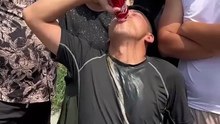 Challenge men's simple happiness Drinking Coke without hiccups