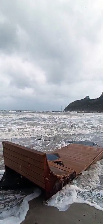 Il mare si riprende il Poetto: spiaggia sommersa e strada chiusa
