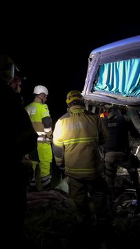 Acidente entre carreta e ônibus mata motorista e deixa 17 feridos em MG