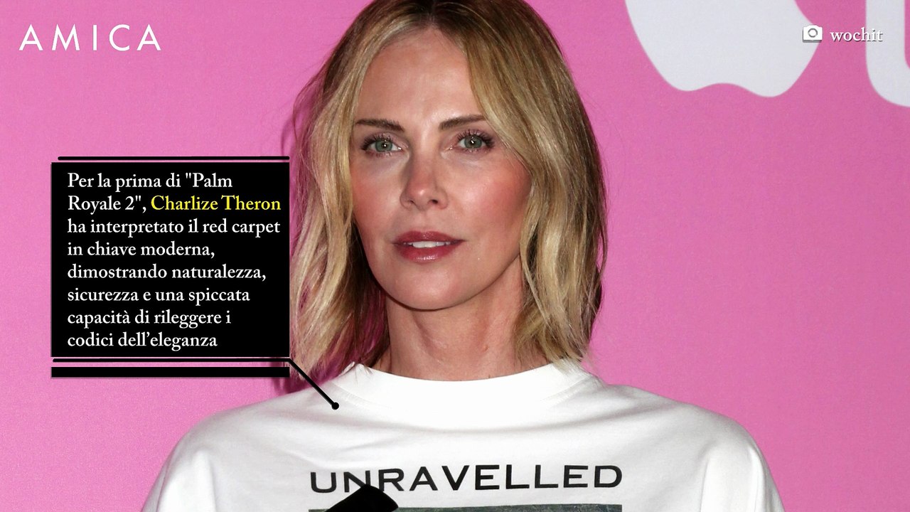 Una T-shirt per il red carpet: Charlize Theron cambia prospettiva