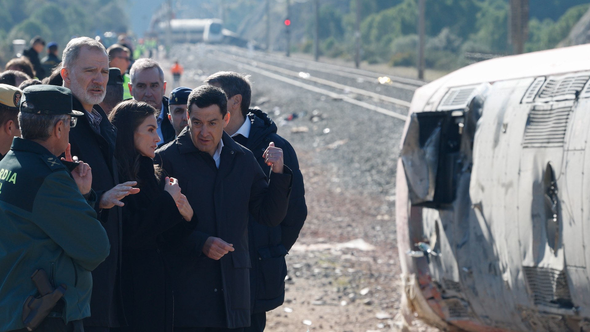 El rey Felipe VI y la reina Letizia ya se encuentran en la zona del grave accidente ferroviario registrado en Adamuz (C�rdoba), donde dos trenes descarrilaron el pasado domingo causando decenas de v�ctimas. Los monarcas est�n conociendo de primera mano los trabajos que desarrollan los distintos equipos de emergencia, seguridad e investigaci�n desplegados en el lugar del siniestro.

Los Reyes han llegado alrededor de las 12.30 horas al puesto de mando avanzado, situado junto al tren Iryo, que fue el primero en descarrilar. Durante la visita, han sido informados sobre las labores de rescate, retirada de los convoyes y apoyo a las v�ctimas, as� como del avance de la investigaci�n para esclarecer las causas del accidente.

Felipe VI y la reina Letizia han estado acompa�ados por varias autoridades, entre ellas la vicepresidenta primera del Gobierno, Mar�a Jes�s Montero; el ministro de Transportes y Movilidad Sostenible, �scar Puente; y el presidente de la Junta de Andaluc�a, Juanma Moreno. Tambi�n han asistido responsables de los servicios de emergencia y de las fuerzas de seguridad.

La visita de los Reyes se produce en el marco de los tres d�as de luto oficial decretados en Espa�a y supone un gesto de apoyo institucional a las v�ctimas, a sus familias y a los profesionales que trabajan en la gesti�n de una de las mayores tragedias ferroviarias recientes.