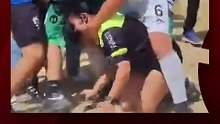 Violenta agresión a una árbitro de fútbol en un torneo amateur de Bahía Blanca, mujeres ingresaron al campo a golpearla.