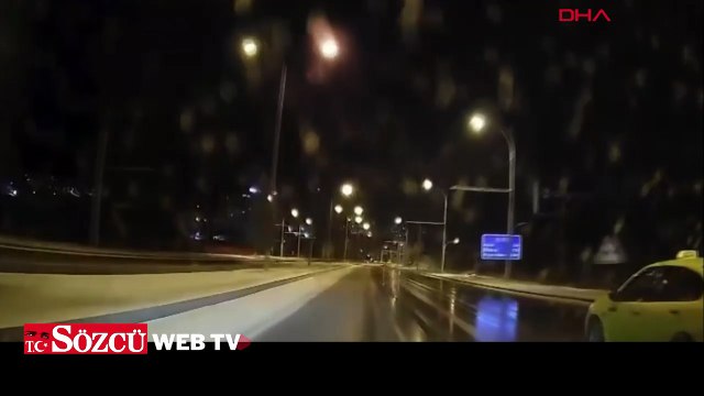 Buzlanan yolda sürücüsünün makas attığı otomobil refüje çarptı