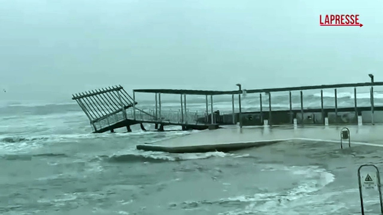 Maltempo in Sardegna, a Cagliari distrutto il molo di Marina Piccola al Poetto