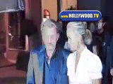 2010 – Johnny Hallyday – Hollywood TV : Johnny et Laeticia sortent d’un restaurant à Los Angeles