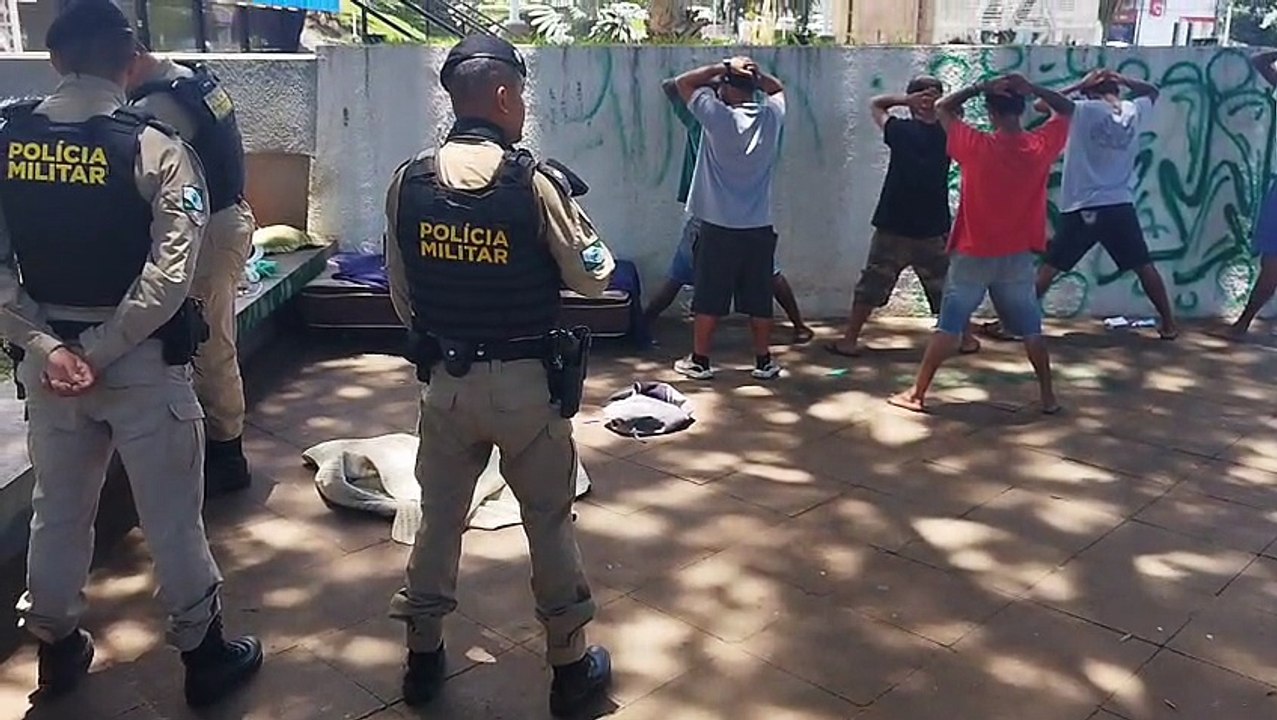 Flagrante de tráfico de drogas e receptação na Praça Santos Dumont