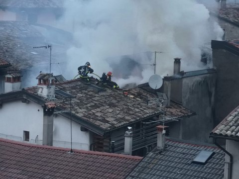 Incendio ad Ala nel pomeriggio del 20 gennaio, vigili del fuoco in azione (Video Cavagna)
