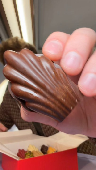 Des madeleines de chez MADLEN à plein de goûts différents 😍Pistache, chocolat blanc, framboise, citron vanille, dulce & amande pralinée… il y en a pour toutes les envies ✨🎉Maintenant, retour en Alsace en train 💪🚆