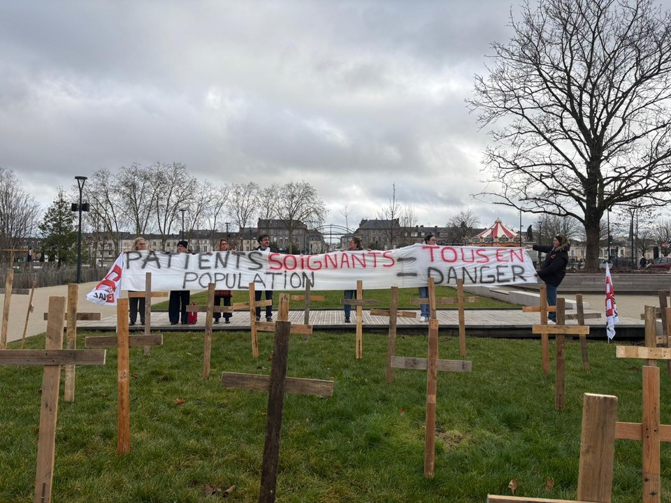 Ils plantent 58 croix, pour symboliser la fermeture des 58 lits en psychiatrie