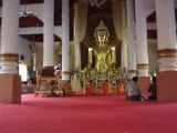 Prière temple bouddhiste