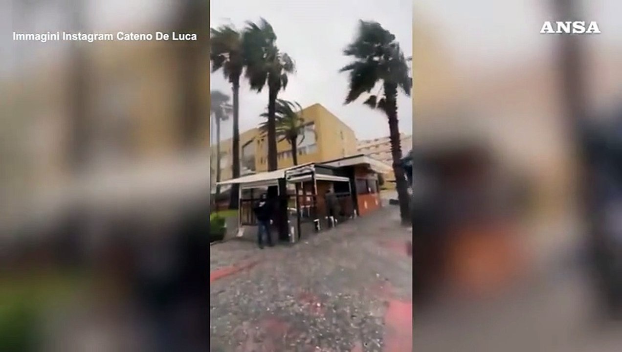 Maltempo nel Messinese, semi-travolti da un'onda in diretta Fb