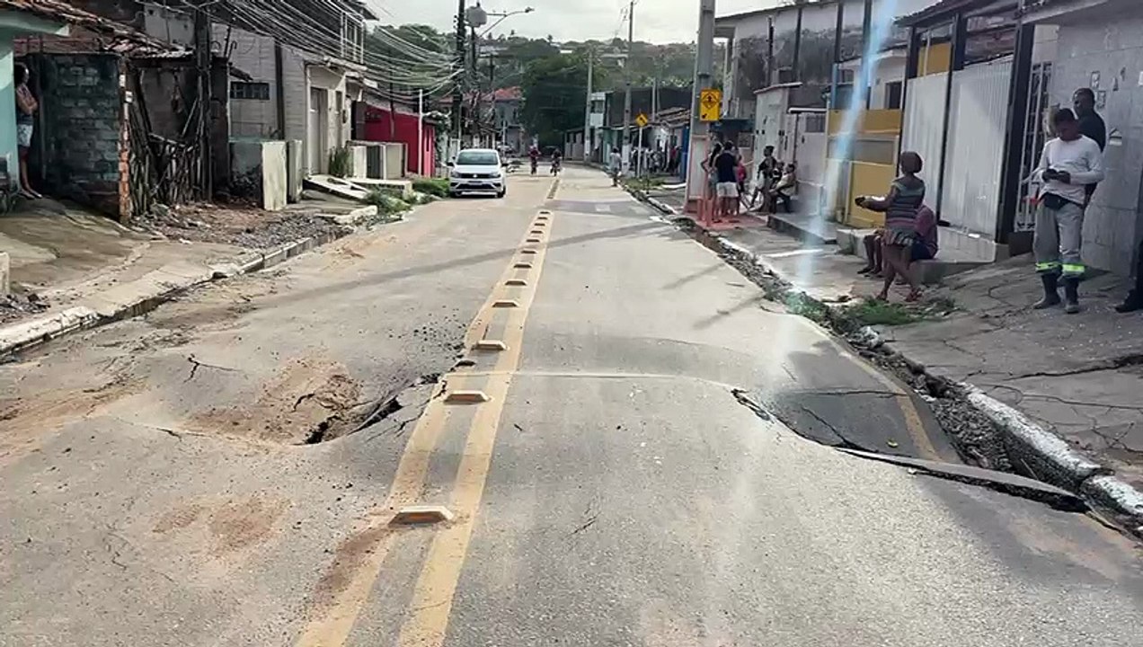 Alerta na Chã de Bebedouro: Trechos de rua cedem e preocupam moradores e motoristas em Maceió