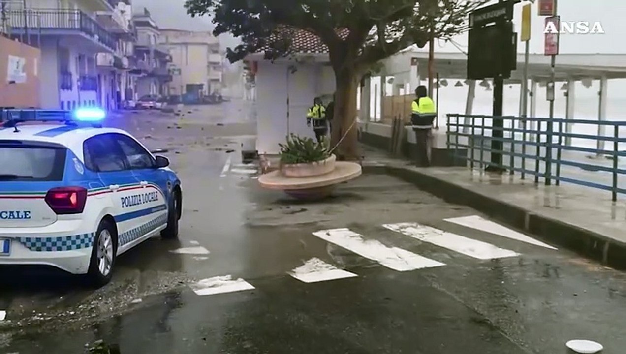 Maltempo nel Messinese, la Polizia locale allontana i "curiosi" dal lungomare