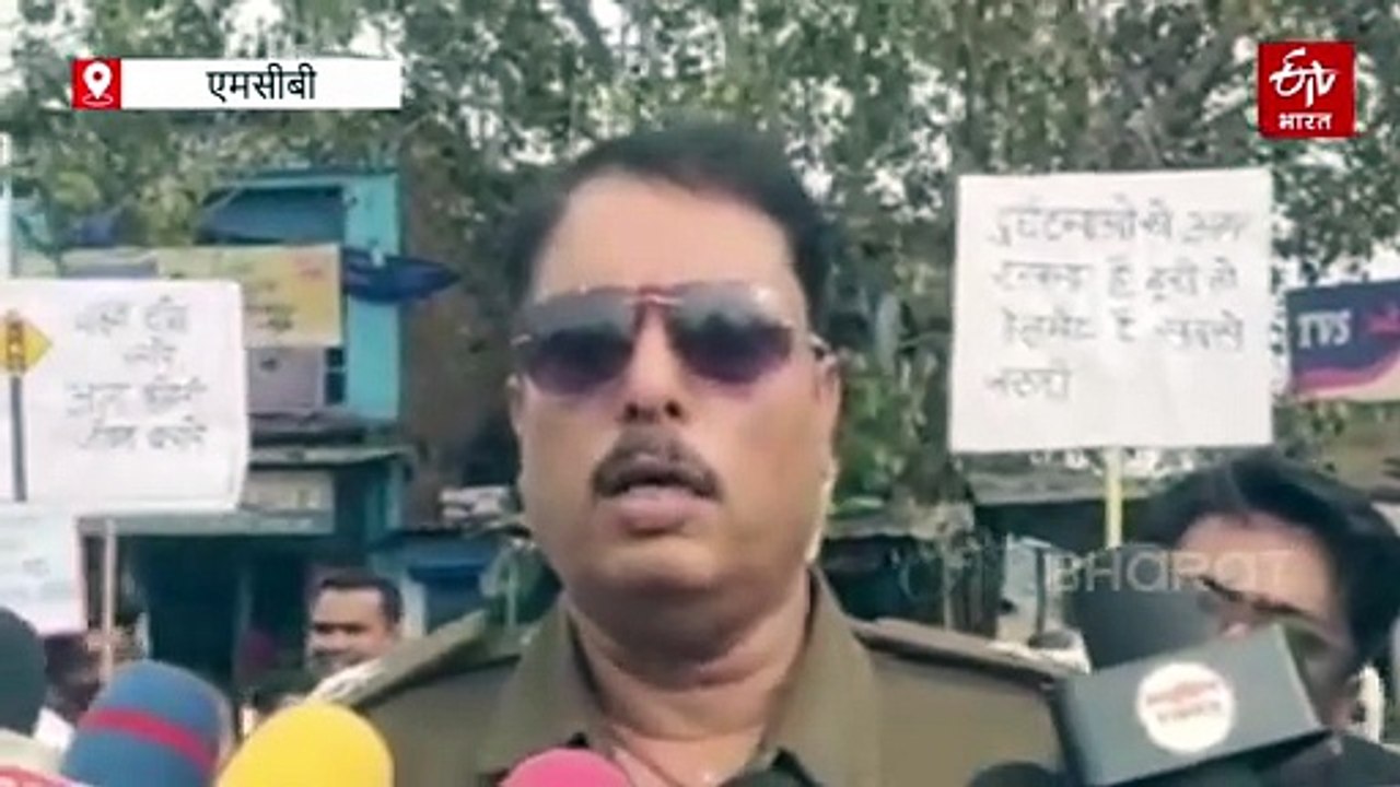 ट्रैफिक रूल्स समझाने नुक्कड़ नाटक का आयोजन,सड़क सुरक्षा के तहत मौके पर बांटे गए हेलमेट
