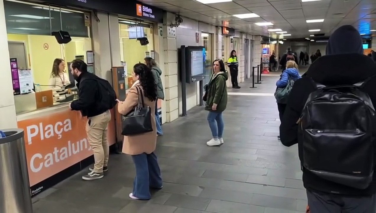 Pasajeros se informan en las taquillas de Rodalies sobre la suspensión de trenes en Catalunya