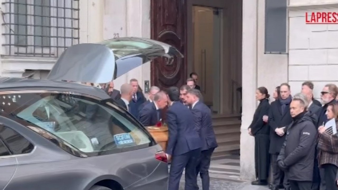 L'arrivo della salma di Valentino alla camera ardente