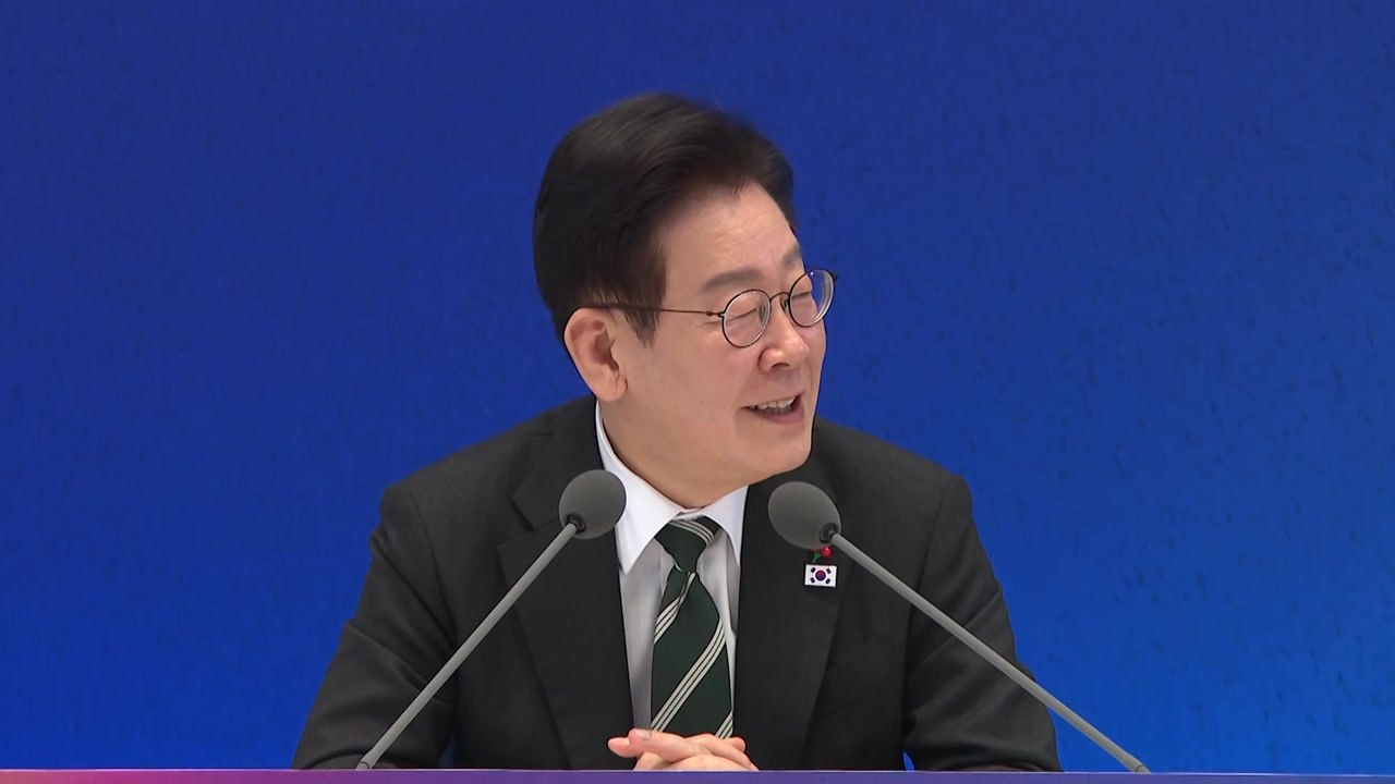 이 대통령 "강훈식과 사랑? 난 아내를 더 사랑...참모들 출마는 예측 불능" / YTN
