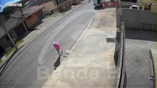 Chocante! Motociclista perde o controle e entra embaixo de caminhão em Itaperuçu; veja vídeo