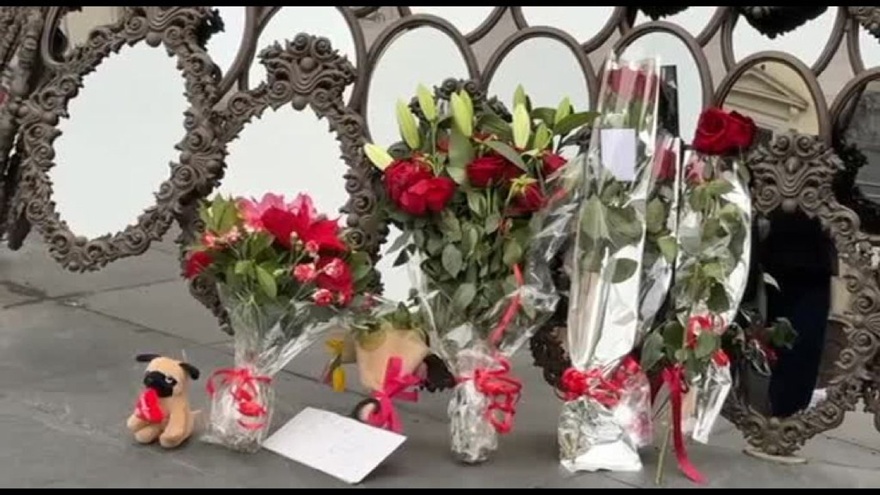 Valentino, rosa rossa sul feretro e in Piazza Mignanelli