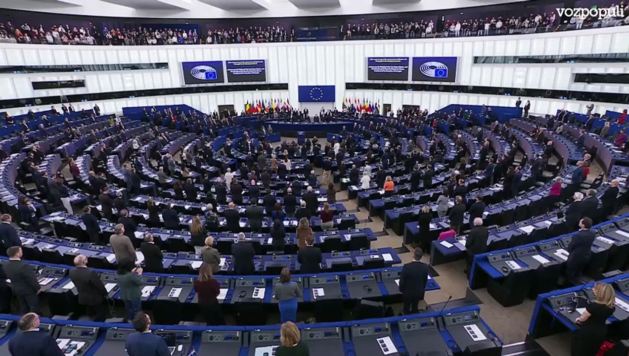 El Rey asiste al minuto de silencio por las víctimas de Adamuz en el Parlamento Europeo