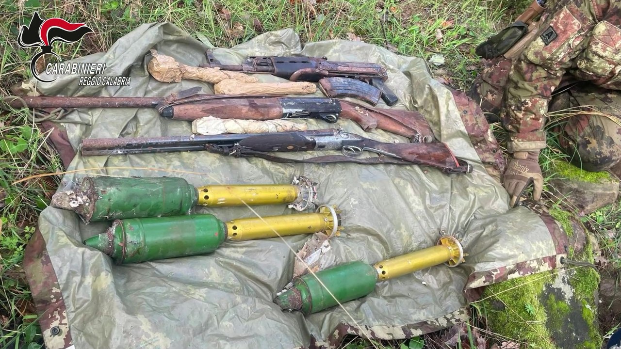 Armi da guerra ed esplosivi nascosti tra i monti nella Locride (21.01.26)