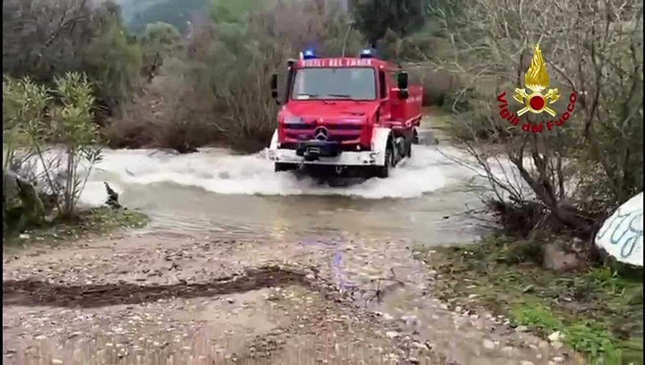 Orgosolo, pastori isolati dal Ciclone Harry: l'intervento dei vigili del fuoco mette in salvo uomini e aziende