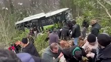 Yolcu otobüsü şarampole yuvarlandı, çok sayıda yaralı var