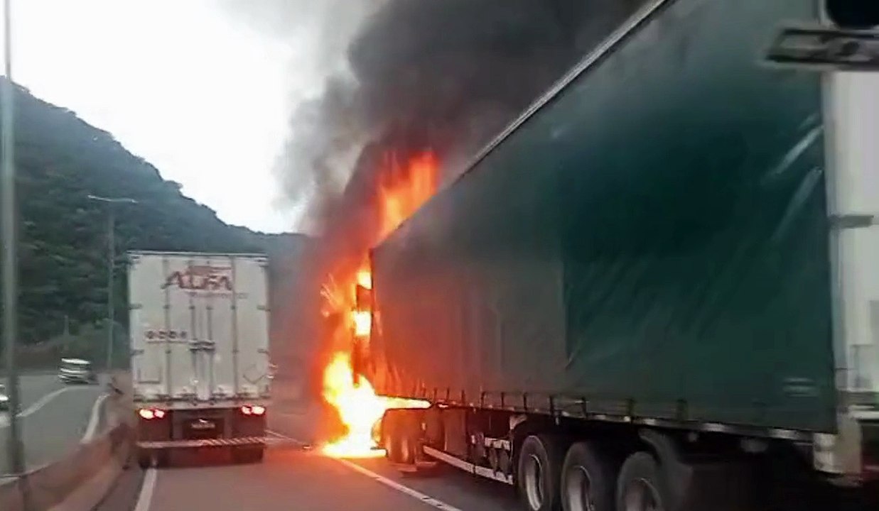 Caminhão pega fogo na BR-376 e carga de cerveja é saqueada