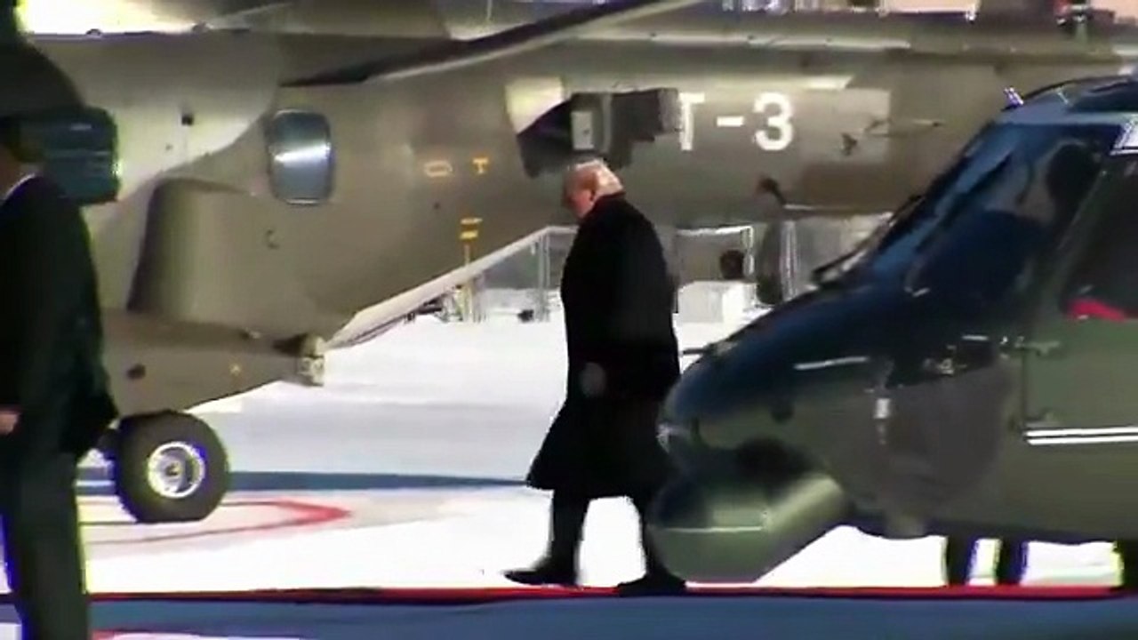 Le président Donald Trump se dirige vers la Beast à Davos, en amont de son arrivée au World Economic Forum.