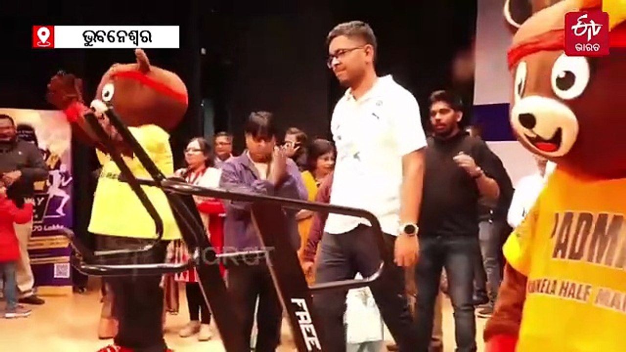 ୪୮ ଘଣ୍ଟା ଟ୍ରେଡମିଲରେ ଦୌଡ଼ି ଗିନିଜ ୱାର୍ଲଡ ରେକର୍ଡ କଲେ ଓଡ଼ିଆ ପୁଅ ସୁମିତ