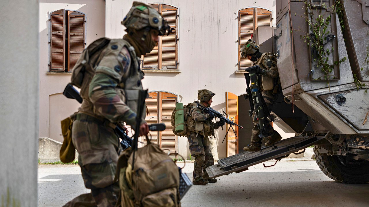 UK, France Sign Deal To Put Troops Inside Ukraine—Russia Designates 800,000 Strong Army ‘Legitimate Targets’