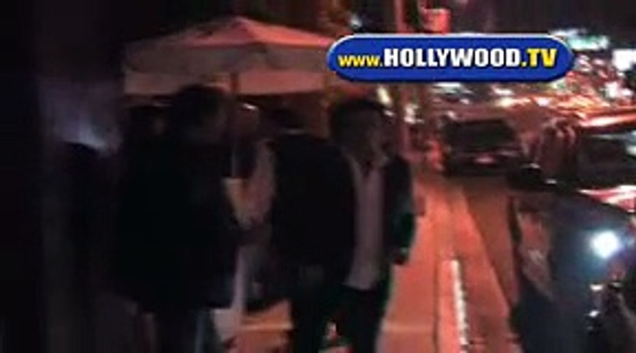 2011 – Johnny Hallyday – Hollywood TV : Sort d’un restaurant à Los Angeles avec Robin Le Mesurier